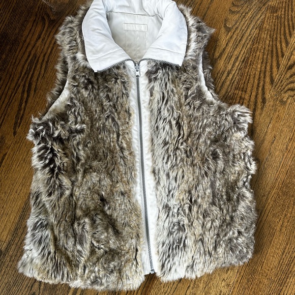 Reversible White/Fur Vest -~ Worn On e ir Twice - Picture 3 of 5